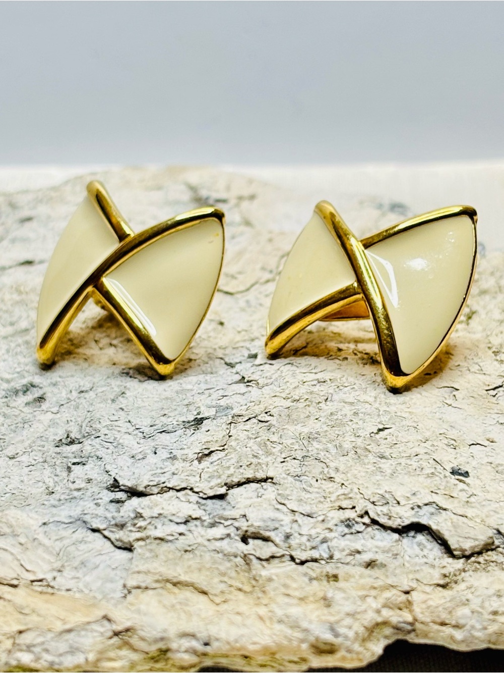 Monet 90s Cream and Gold Bows Clip On Earrings